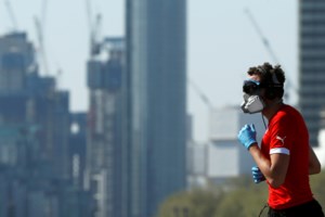 Στη δικαιοσύνη Βρετανοί γιατροί κατά της κυβέρνησης για έλλειψη προστατευτικού εξοπλισμού - εικόνα 3