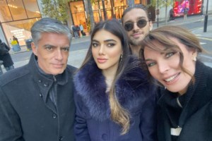 Τατιάνα Στεφανίδου: Με άψογο στυλ στο γιορτινό Λονδίνο - Το δερμάτινο φόρεμα και η Chanel τσάντα - εικόνα 2