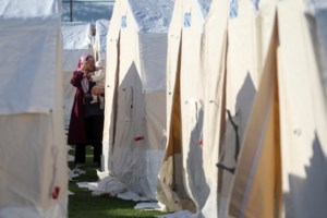 Φονικός σεισμός στην Τουρκία: Πολυκατοικία έγειρε και αποκάλυψε πως χτίστηκε δίχως θεμέλια [βίντεο] - εικόνα 2