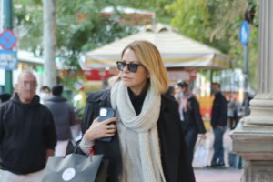 Φαίη Σκορδά: Βραδινή εμφάνιση με leather on leather look - Το μίνι δερμάτινο φόρεμα και το δερμάτινο σακάκι - εικόνα 11