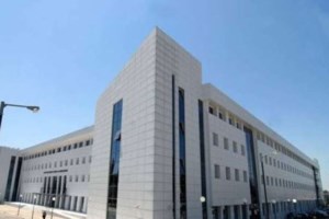 Πρωτοφανές: Βουλευτές με γάντια και... σε απόσταση σε συνεδρίαση της Βουλής λόγω κορονοϊού - εικόνα 3