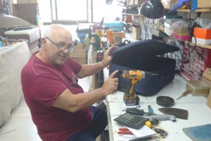 Ο συνταξιούχος που επισκευάζει μικρές ηλεκτρικές συσκευές και τις χαρίζει σε όποιον τις χρειάζεται - εικόνα 4