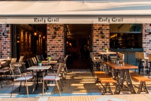 Νέα Σμύρνη: Μετά τον σάλο, ο ιδιοκτήτης της καφετέριας που έδιωξε τους ηλικιωμένους προσκάλεσε... ΚΑΠΗ σε πάρτι με DJ