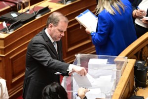 Αναταραχή στο ΠΑΣΟΚ μετά τις δηλώσεις Χριστοδουλάκη για το πρώτο μνημόνιο - "Αθωώνει την ΝΔ", λέει ο Χάρης Δούκας