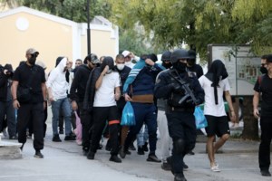 Ζωγράφου: Βίντεο ντοκουμέντο από τη σκληρή συμμορία της Πολυτεχνειούπολης- Ληστεύουν κατάστημα σε 22 δευτερόλεπτα - εικόνα 2