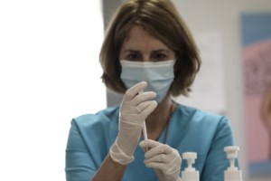 Εμβολιάστηκε η Κάμαλα Χάρις: "Ούτε που το αισθάνθηκα"