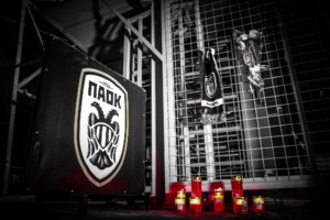 Θεσσαλονίκη: Μεσίστιες οι σημαίες στο δημαρχείο – Η πόλη πενθεί για τους επτά φιλάθλους του ΠΑΟΚ - εικόνα 2