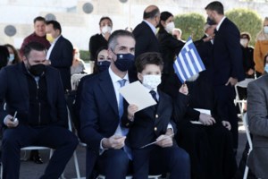 Σαντορίνη: Ύψωσαν τη μεγαλύτερη ελληνική σημαία με γερανό - 1.500 τ.μ με τη γαλανόλευκη [βίντεο] - εικόνα 2