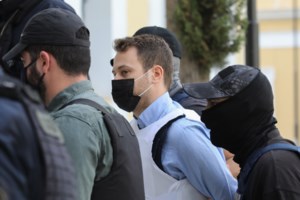 Γλυκά Νερά: "Δεν πάλεψε η Καρολάιν με τον Μπάμπη, αλλιώς θα τον είχε πλακώσει στο ξύλο", λέει φίλος της