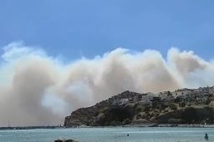 Νέα μάχη με τις φλόγες στην Αγία Τριάδα Σητείας: Η φωτιά πλησιάζει τα πρώτα λιόφυτα, ισχυροί στροβιλισμοί του ανέμου
