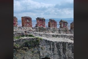 "Θέλεις κάπου να διασκεδάσεις;": Επικό μήνυμα της ΕΛΑΣ στους εξοδούχους με το viral μπαράκι Scorpios στην Καλλιθέα