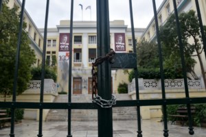 Αργοστόλι: Εισβολή κουκουλοφόρων στην Ακαδημία Εμπορικού Ναυτικού - Αξιωματικός πυροβόλησε στον αέρα