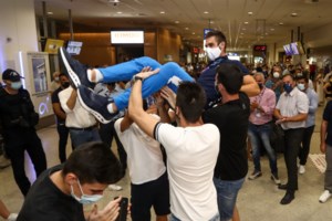 Στέφανος Ντούσκος: Υποδοχή ήρωα στον χρυσό Ολυμπιονίκη στα Γιάννενα -  "Γκρέμισαν τα τείχη" για τον Ελληνα πρωταθλητή [βίντεο]