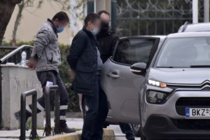 Κολωνός: Συνθήματα έξω από το εργαστήριο του οδοντοτεχνίτη και πρώην διαιτητή - Απολογείται την Παρασκευή για τη 12χρονη - εικόνα 5