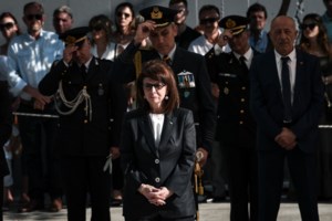 Στην Επίδαυρο η Σακελλαροπούλου - Παρακολούθησε τη συναυλία του Λεωνίδα Καβάκου [Εικόνες] - εικόνα 2