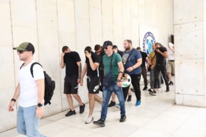 "Καμιά φάπα θα ρίξουμε;": Οι διάλογοι των μπράβων - χούλιγκαν με αντιδήμαρχο και την έγκλειστη "Λένα" - εικόνα 2