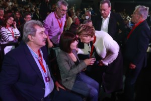 Συνέδριο ΣΥΡΙΖΑ: Πυρ ομαδόν κατά Κασσελάκη - "Παραδώστε έδρες όσοι φεύγετε - Εκλέγουμε πρόεδρο, όχι ηγεμόνα ούτε πρίγκιπα"