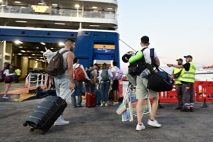 Δραπετεύουν με κάθε μέσο από την Αθήνα οι αδειούχοι του Αυγούστου: Γεμάτα φεύγουν τα πλοία και τα λεωφορεία - εικόνα 3