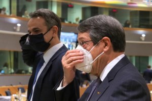 Χωρίς μάσκες και με χειραψίες στη Σύνοδο Κορυφής οι "απείθαρχοι" του Βίσεγκραντ [εικόνες]