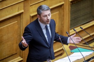 Κόντρα Θεοδωρικάκου - Ανδρουλάκη στη Βουλή για τα ασφάλιστρα: "Το δικό σας ράβε-ξήλωνε κοστίζει πολύ ακριβά στον ελληνικό λαό"