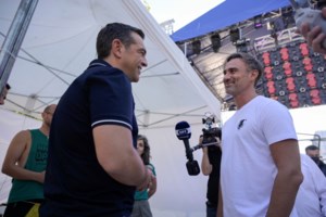 "Δεν προκαλεί, δεν απειλεί": Το φιλί του Αύγουστου Κορτώ με τον σύζυγό του στο Pride [εικόνα] - εικόνα 2