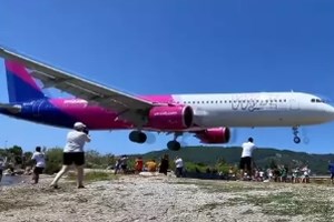 Δεν βάζουν μυαλό οι τουρίστες στη Σκιάθο- Κάθονται πίσω από τα αεροπλάνα ενώ η τουρμπίνα παίρνει μπρος [βίντεο]