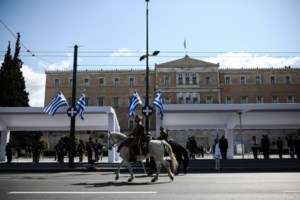 Τα σούπερ μάρκετ "Μασούτης" έπαιξαν τον Εθνικό Ύμνο και στο Twitter...βγήκαν τα μαχαίρια