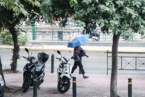 Meteo: Σκόνη, λασποβροχές και καταιγίδες έως το βράδυ - Πού θα χτυπήσουν τα φαινόμενα [χάρτες]