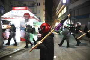 ΕΛΑΣ για τα επεισόδια στη Θεσσαλονίκη: "Αφαίρεσαν ελληνική σημαία, επιχείρησαν να τη σκίσουν και να την κάψουν"