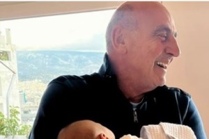 Παυλίνα Βουλγαράκη: Welcome party για την κόρη της που έρχεται με λουλούδια, μουσική και πολύ χρώμα [εικόνες]