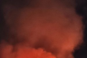 Θεσσαλονίκη: Σε ύφεση η φωτιά σε εργοστάσιο με ανακυκλώσιμα υλικά στη Σίνδο [βίντεο]