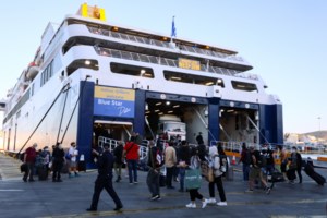 Φεύγουν για τα νησιά - Aυξημένη η κίνηση στα λιμάνια με μέτρα και ελέγχους - εικόνα 2