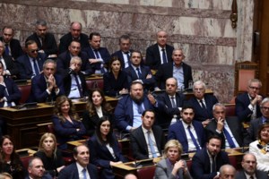 Κόντρα Πιερρακάκη - Φάμελλου για το πώς φορολόγησαν ΝΔ και ΣΥΡΙΖΑ - "Η υποκρισία και ο... Μίκι Μάους"