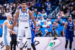 Αντετοκούνμπο: Ο προπονητής της Ιταλίας ζήτησε συγγνώμη από τον Γιάννη γιατί "σάλταρε" στην αγκαλιά του [Βίντεο] - εικόνα 2