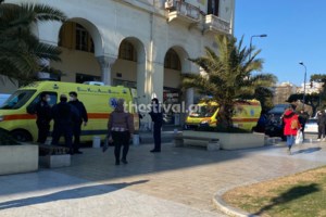 Συγκλονίζει η ιστορία του άστεγου στην Καλλιθέα με τον άρρωστο γάτο του