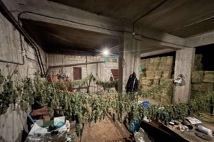 Κόρινθος: Τους έπιασαν με 34 κιλά χασίς και αρχαία αγγεία - "Οικογενειακή" επιχείρηση [εικόνες] - εικόνα 2