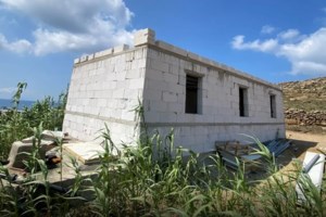 Χωρίς τέλος το πάρτι αυθαιρεσίας στη Μύκονο - Κρύβουν με... άμμο τις παρανομίες στο σφραγισμένο beach bar