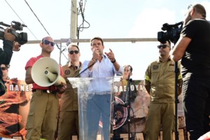 Επεισόδια στο Υπουργείο Κλιματικής Κρίσης μεταξύ εποχιακών πυροσβεστών και ΜΑΤ - Ξύλο, δακρυγόνα και τραυματίες [Βίντεο] - εικόνα 12