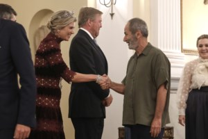 Βασίλισσα Μάξιμα: Με one shoulder οσκαρικό κόκκινο φόρεμα και χωρίς τιάρα στο Μέγαρο Μουσικής - εικόνα 3