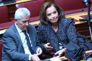 Ο αμήχανος Κυριαζίδης μετά τη σεξιστική επίθεση στην Κωνσταντοπούλου και τα "παγωμένα" βλέμματα των γυναικών υπουργών - εικόνα 6