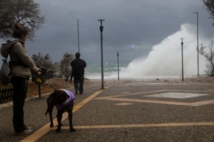 Συναγερμός στη Λαμία: Πλημμύρισε ο Σπερχειός - Κουβαλούν στην πλάτη ανθρώπους για να τους σώσουν - Συγκλονιστικές εικόνες