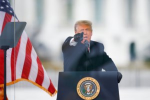 Εισβολή στο Καπιτώλιο: Χάος στις ΗΠΑ με τέσσερις νεκρούς από τα επεισόδια - "Η δημοκρατία σε πολιορκία" - εικόνα 2