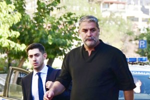 Αγνώριστος ο Βασίλης Μπισμπίκης 25 χρόνια πριν: Αγκαλιά με συμπρωταγωνίστριά του [εικόνες]