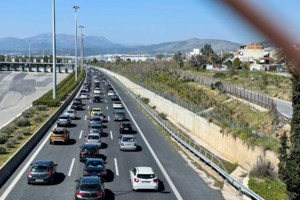 Βόλος: Σοβαρό τροχαίο με εγκατάλειψη – Διανομέας σε μηχανάκι εκτινάχτηκε σε απόσταση πολλών μέτρων - εικόνα 3