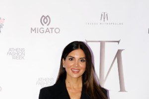 Σταματίνα Τσιμτσιλή: Η απογευματινή έξοδος με βινύλ παντελόνι και βελούδινο στράπλες τοπ από αλυσίδα οικονομικής ένδυσης - εικόνα 5