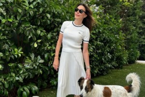 Γεύμα στον κήπο της Τατιάνας Στεφανίδου: Το καλοκαιρινό centerpiece, η διακόσμηση και το υπέροχο ρομαντικό φόρεμά της - εικόνα 4