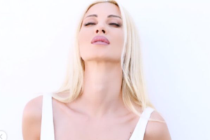 Θύμα άγριας ληστείας στη Γλυφάδα η πρώην Σταρ Ελλάς Διονυσία Κουκίου: Την έβαλαν με τη βία να τους ανοίξει το σπίτι - εικόνα 5