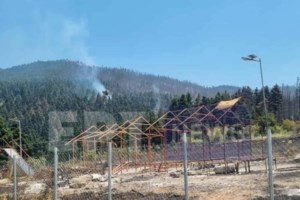 Φωτιά στον Φενεό Κορινθίας: Μεγάλη αναζωπύρωση στο Μαυροβούνι – "112" για εκκένωση σε Μάτι, Αχλαδέα και Αμυγδαλέα