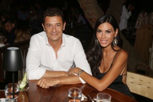 Aντώνης- Ιωάννα Σρόιτερ: Βόλτα με τις κόρες τους στη Γλυφάδα