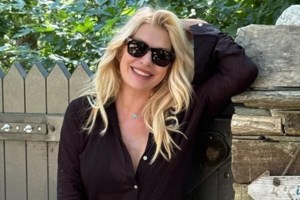 Ελένη Μενεγάκη: Απολαμβάνει τις διακοπές της στην Ανδρο και μοιράζει πόζες